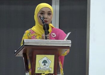Ketua Panitia Silaturahmi Perempuan Partai Golkar dan Peringatan Hari Ibu, Rita Fitria, saat menyampaikan Laporan Panitia di Aula DPP Partai Golkar Slipi Jakarta pada Jum'at (20/12/2024).
