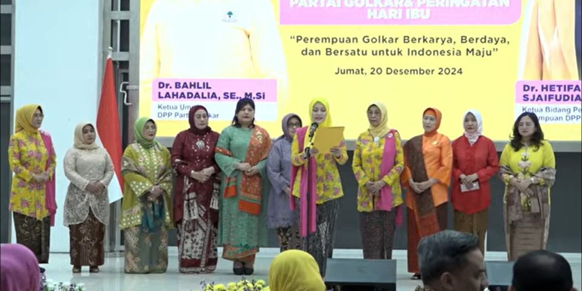 Pembacaan Manifesto Perempuan Partai Golkar oleh Noviyanti ( Bidang Pemberdayaan Perempuan Partai Golkar) dalam acara Silaturahmi Perempuan Partai Golkar sekaligus Peringatan Hari Ibu di Aula DPP Partai Golkar Slipi, Jakarta pada Jum'at (20/12/2024).