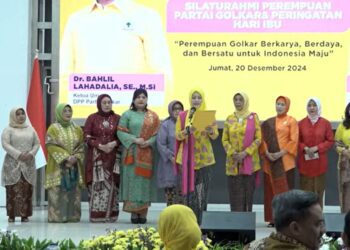 Pembacaan Manifesto Perempuan Partai Golkar oleh Noviyanti ( Bidang Pemberdayaan Perempuan Partai Golkar) dalam acara Silaturahmi Perempuan Partai Golkar sekaligus Peringatan Hari Ibu di Aula DPP Partai Golkar Slipi, Jakarta pada Jum'at (20/12/2024).