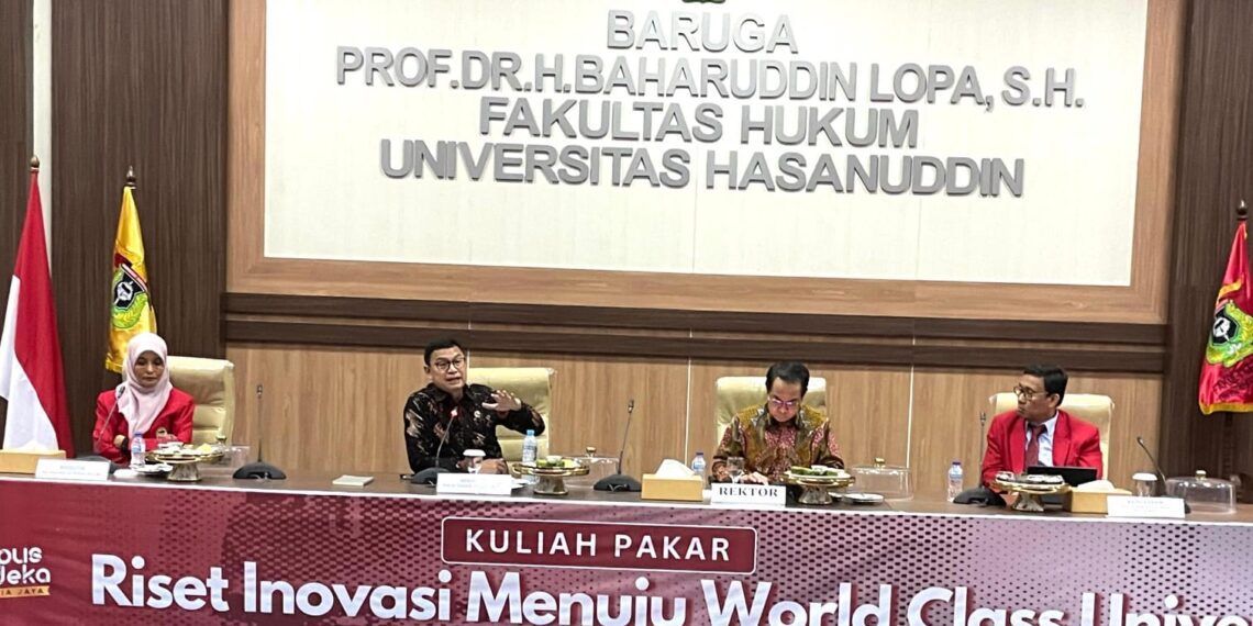 Taruna Ikrar (Kepala BPOM) saat kuliah pakar bertema Riset Inovasi Menuju World Class University di hadapan dosen, guru besar, dan mahasiswa Unhas, Senin (24/12).