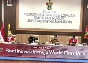 Taruna Ikrar (Kepala BPOM) saat kuliah pakar bertema Riset Inovasi Menuju World Class University di hadapan dosen, guru besar, dan mahasiswa Unhas, Senin (24/12).