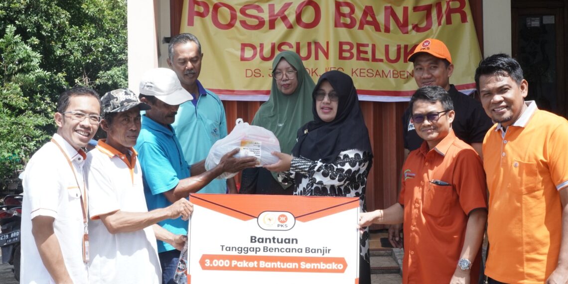 Meitri Citra Wardani saat menyerahkan bantuan pada korban banjir Jombang dan Mojokerto.