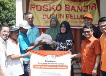 Meitri Citra Wardani saat menyerahkan bantuan pada korban banjir Jombang dan Mojokerto.