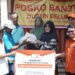 Meitri Citra Wardani saat menyerahkan bantuan pada korban banjir Jombang dan Mojokerto.