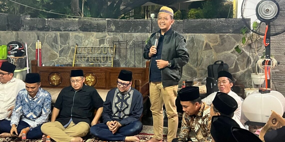 Ketua Umum Partai Golkar, Bahlil Lahadalia, saat menyampaikan sambutan dalam Peringatan 40 Hari Wafatnya Kholis Malik (Politisi Partai Golkar dan Juga Ketua Umum PB HMI 2002-2004) di Cakung, Jakarta Timur pada Jum'at (27/12/2024).