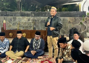 Ketua Umum Partai Golkar, Bahlil Lahadalia, saat menyampaikan sambutan dalam Peringatan 40 Hari Wafatnya Kholis Malik (Politisi Partai Golkar dan Juga Ketua Umum PB HMI 2002-2004) di Cakung, Jakarta Timur pada Jum'at (27/12/2024).
