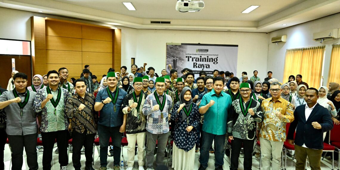 Wamen Transmigrasi, Viva Yoga Mauladi, saat foto bersama dengan peserta dan panitia Training Raya HMI Cabang Bogor pada Sabtu (28/12/2024) kemarin.