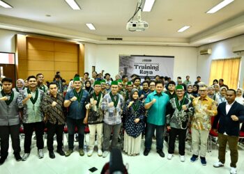 Wamen Transmigrasi, Viva Yoga Mauladi, saat foto bersama dengan peserta dan panitia Training Raya HMI Cabang Bogor pada Sabtu (28/12/2024) kemarin.
