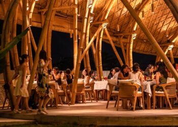 Di St. Jacques, semuanya tentang suasana. Pengalaman bersantap yang elegan dipadukan dengan energi malam yang semarak menciptakan atmosfer yang hidup, sempurna untuk berkumpul bersama teman, kerabat, atau keluarga, dilengkapi dengan hidangan seafood Mediterania yang terkurasi dan keramahan khas Bali terbaik. Sumber foto : Instagram @stjacques.bali