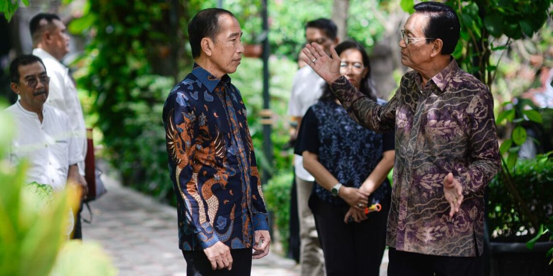 Presiden RI ke-7 Joko Widodo saat silaturahmi ke kediaman pribadi Raja Yogyakarta Sri Sultan HB X di Keraton Kilen Yogyakarta, pada Rabu (15/1/2025). Sumber foto : Humas DIY
