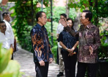 Presiden RI ke-7 Joko Widodo saat silaturahmi ke kediaman pribadi Raja Yogyakarta Sri Sultan HB X di Keraton Kilen Yogyakarta, pada Rabu (15/1/2025). Sumber foto : Humas DIY