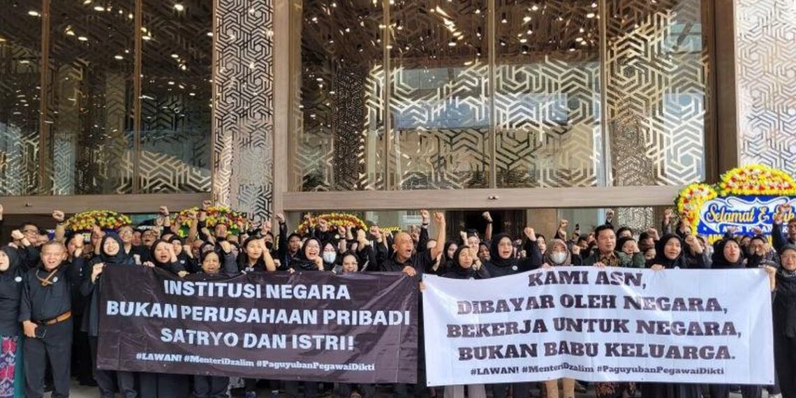 Aksi Unjuk Rasa ASN Kementerian Pendidikan Tinggi, Sains dan Teknologi mendesak Mendikti, Prof.Satryo Sumantri, untuk turun dari jabatan menteri pada Senin (20/1/2025).