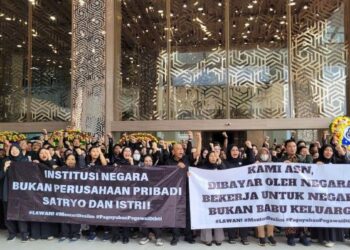 Aksi Unjuk Rasa ASN Kementerian Pendidikan Tinggi, Sains dan Teknologi mendesak Mendikti, Prof.Satryo Sumantri, untuk turun dari jabatan menteri pada Senin (20/1/2025).