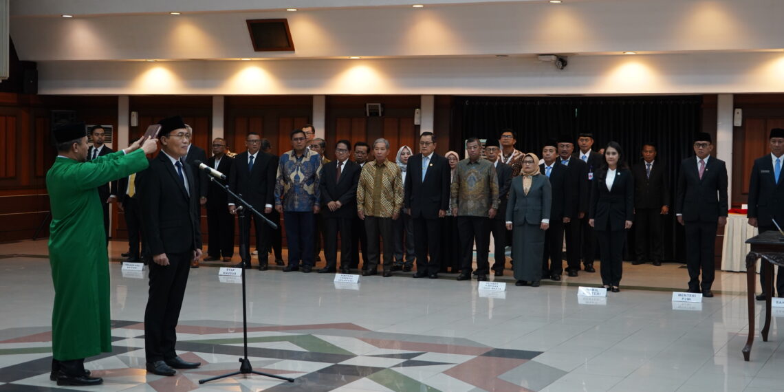 Prof.Budi Setiyono saat prosesi pelantikan Sekretaris Kementerian Kependudukan dan Pembangunan Keluarga/BKKBN pada Senin (6/1/2025).
