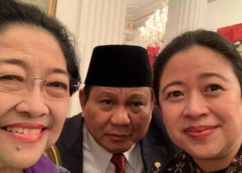 Megawati Sukarno Putri (Kiri), Prabowo Subianto (tengah), Puan Maharani (kanan).