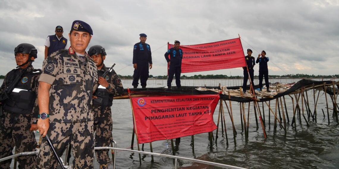 Kementerian Kelautan dan Perikanan (KKP) menghentikan kegiatan pemagaran laut tanpa izin di Tangerang, Banten yang sebelumnya viral di media sosial. Sumber foto : Humas Ditjen PSDKP