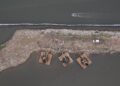 Pagar Laut di Pesisir Bekasi tampak dari atas. Sebelumnya, pagar laut misterius juga ditemukan di Tangerang. Pagar laut membentang sepanjang 30 Kilometer di Perairan Tangerang. Sumber foto : ANTARA/Fakhri Hermansyah.