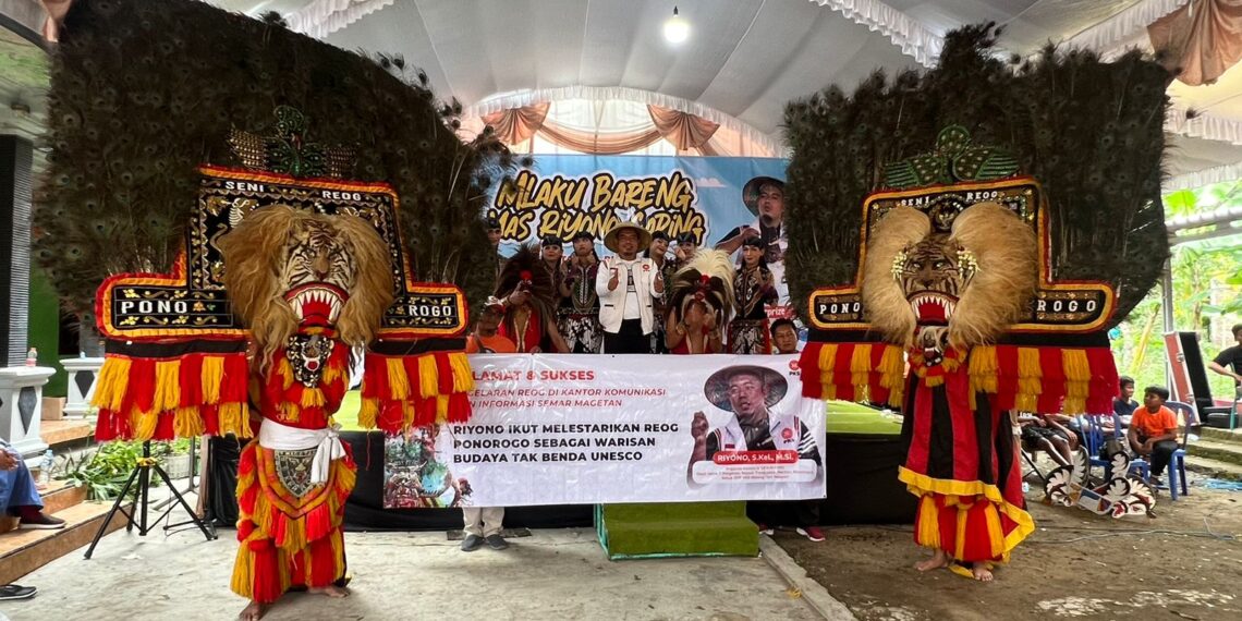 Anggota Komisi IV DPR RI dari Fraksi PKS, Riyono, saat foto bersama dengan pegiat kesenian Reog Ponorogo.