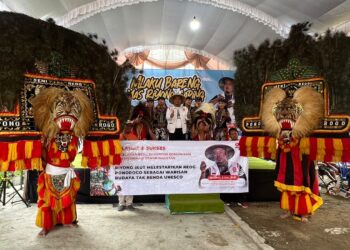 Anggota Komisi IV DPR RI dari Fraksi PKS, Riyono, saat foto bersama dengan pegiat kesenian Reog Ponorogo.