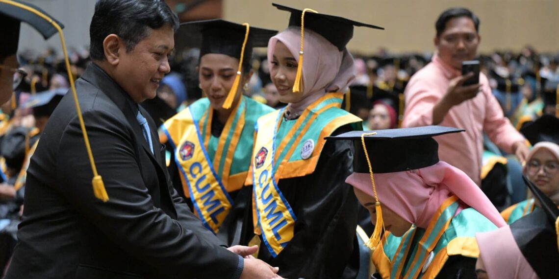 Wamen Transmigrasi Viva Yoga Mauladi saat memberikan ucapan selamat kepada wisudawan/wisudawati STIEI di Balai Sidang Jakarta Convention Centre (JCC) pada Sabtu (4/12/2024)