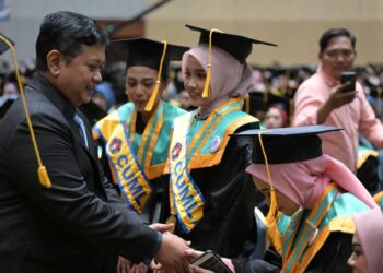 Wamen Transmigrasi Viva Yoga Mauladi saat memberikan ucapan selamat kepada wisudawan/wisudawati STIEI di Balai Sidang Jakarta Convention Centre (JCC) pada Sabtu (4/12/2024)