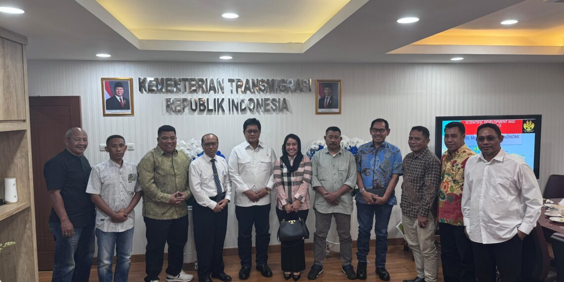 Wakil Menteri Transmigrasi Viva Yoga Mauladi saat menerima kunjungan akademisi dan tokoh masyarakat Maluku Utara di Kantor Wakil Menteri Transmigrasi di Jakarta pada Senin (6/1/2025).