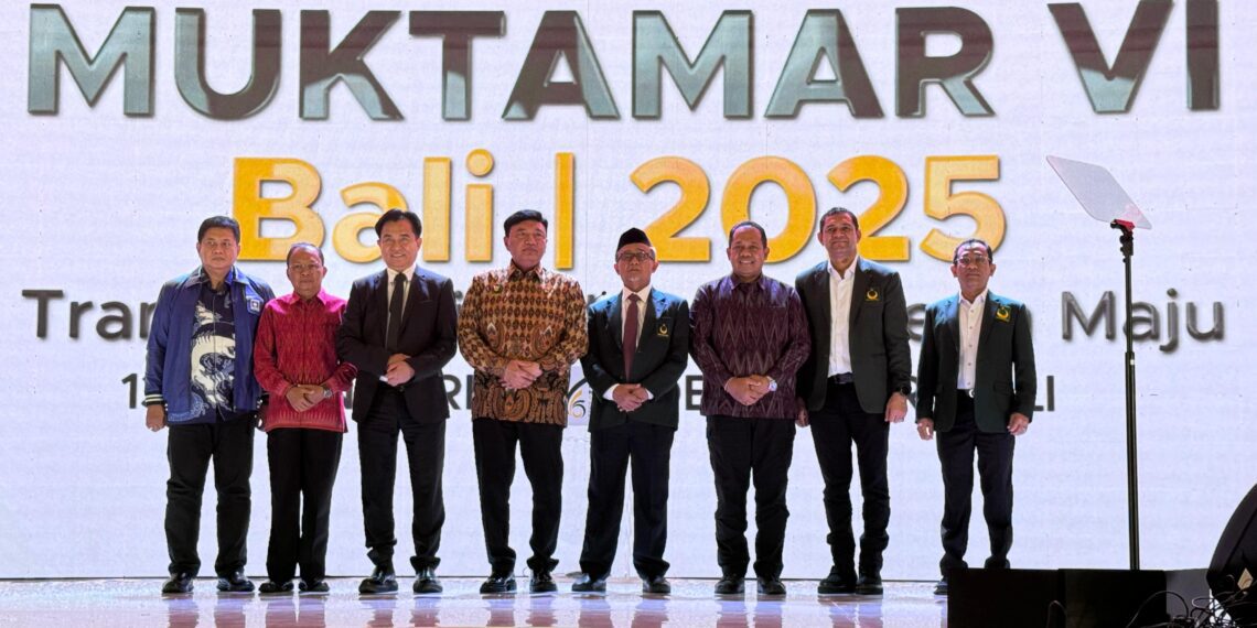 Para tokoh nasional menghadiri Muktamar VI PBB yang digelar di Denpasar, Bali pada Senin (13/01/2025). Di antaranya : Menko Bidang Politik dan Keamanan Budi Gunawan, Menko Koordinator Bidang Hukum, HAM, dan Imigrasi sekaligus pendiri PBB Yusril Ihza Mahendra, Plt Ketua Umum PPP M. Mardiono, dan Gubernur Bali I Wayan Koster. Sumber foto : Istimewa.