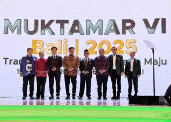 Para tokoh nasional menghadiri Muktamar VI PBB yang digelar di Denpasar, Bali pada Senin (13/01/2025). Di antaranya : Menko Bidang Politik dan Keamanan Budi Gunawan, Menko Koordinator Bidang Hukum, HAM, dan Imigrasi sekaligus pendiri PBB Yusril Ihza Mahendra, Plt Ketua Umum PPP M. Mardiono, dan Gubernur Bali I Wayan Koster. Sumber foto : Istimewa.