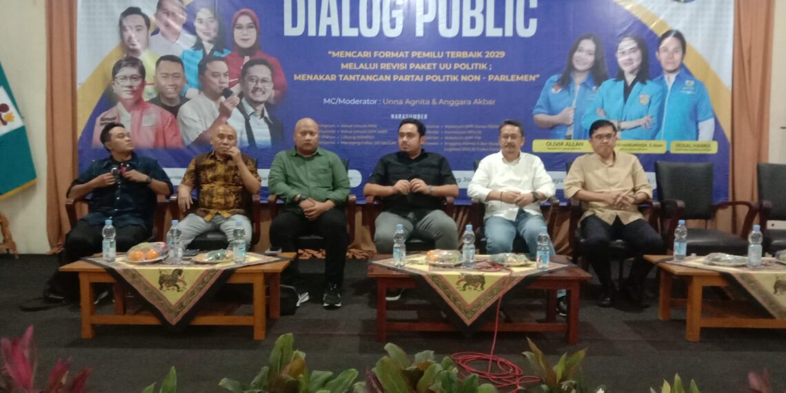 Wakil Ketua Umum DPP PSI, Andy Budiman (kanan) dalam Diskusi Publik yang digelar oleh DPP KNPI di Gedung Juang 45 Cikini Jakarta pada Jum'at (17/1/2025).