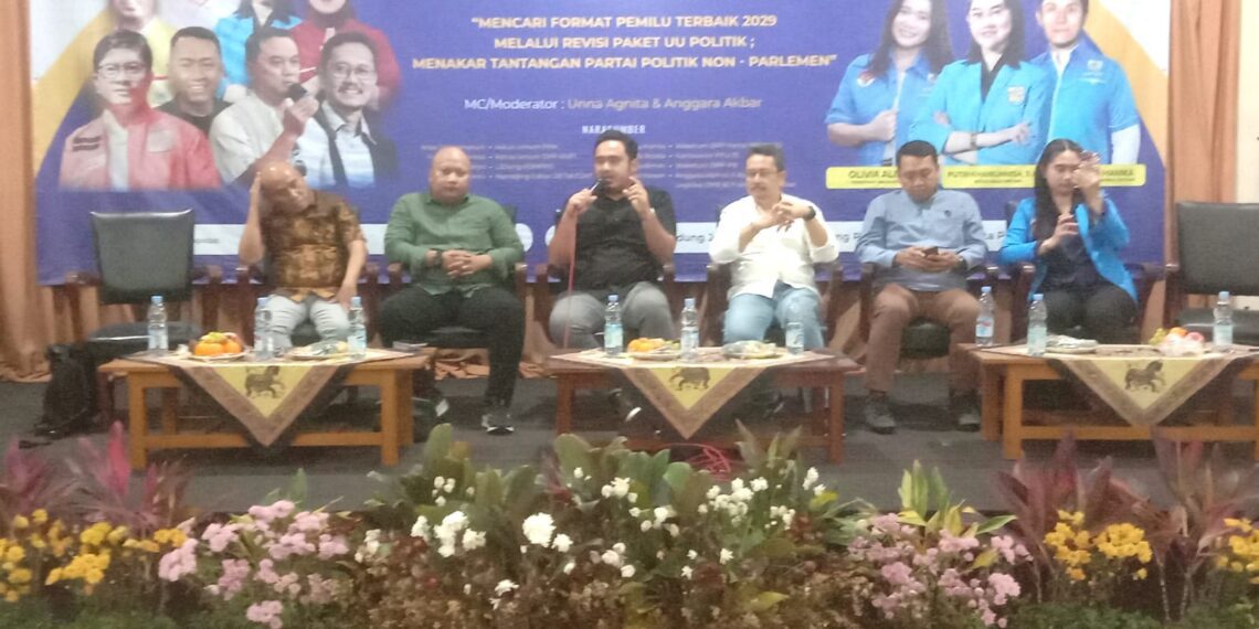 Anggota Komisi II dan Badan Legislasi DPR RI Fraksi Partai Golkar, Ahmad Irawan (tengah) saat menyampaikan pemaparan dalam Dialog Publik bertajuk "Mencari Format Pemilu Terbaik 2029 Melalui Revisi Paket UU Politik: Menakar Tantangan Partai Politik Non-Parlemen", yang diadakan oleh DPP KNPI di Gedung Joeang, Cikini, Jakarta, Jumat (17/1/2025).