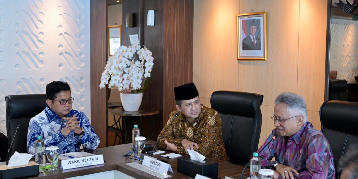 Wamen Transmigrasi Viva Yoga Mauladi (kiri) dalam pertemuan Kementerian Transmigrasi (Kementrans) dan Kementerian Pendidikan Tinggi, Sains, dan Teknologi (Kemdiktisaintek) di Jakarta pada Jum'at (17/1/2025) kemarin