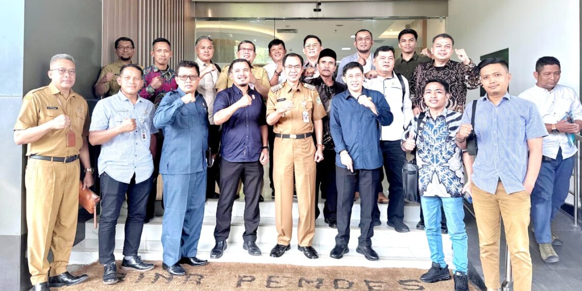 Pj Bupati Banjarnegara beserta Pendamping Hukum 51 Kepala Desa terpilih Banjarnegara dalam pertemuan di Kantor Ditjend Bina Pemerintahan Desa KEMENDAGRI RI.