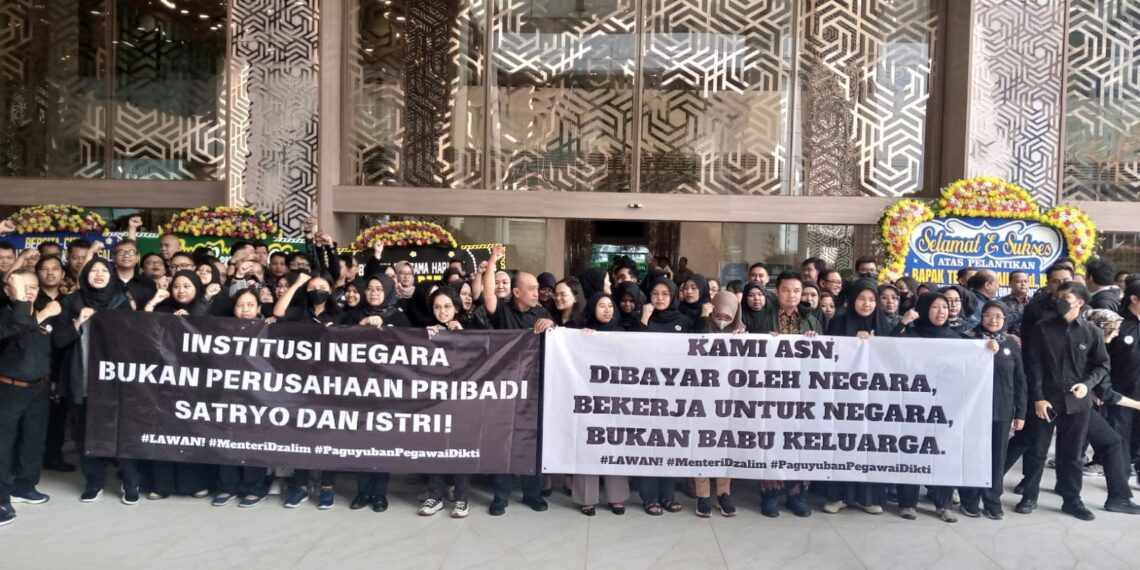 Aksi Unjuk Rasa ASN Kemendikti Saintek pada Senin (20/1/2025). Sumber foto : KOMPAS.