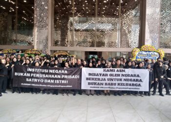 Aksi Unjuk Rasa ASN Kemendikti Saintek pada Senin (20/1/2025). Sumber foto : KOMPAS.