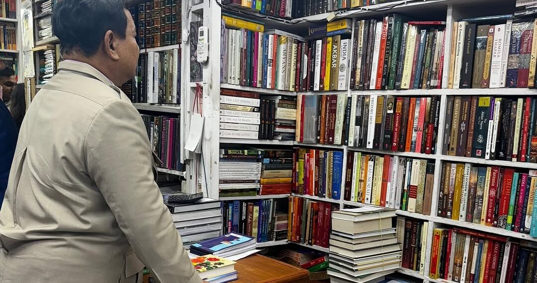 Hasil tangkapan layar saat Presiden Prabowo mengunjungi toko buku langganannya, Bahrisons Booksellers di New Delhi India pada Jum'at (24/1/2025). Sumber foto Instagram @https://www.instagram.com/prabowo/