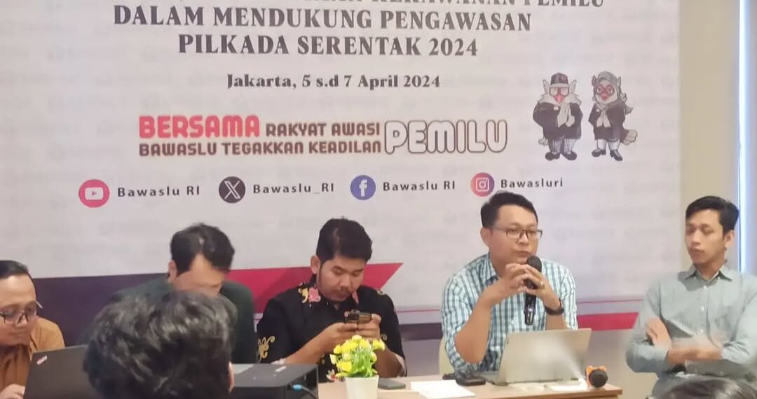 Miftahul Arifin, Koordinator Nasional Kawal Pemilu dan Demokrasi (dua dari kanan) dalam suatu acara di Jakarta.