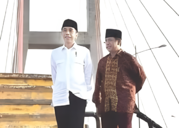 Ketua Umum DPP IKAMA, H.Muhammad Rawi (kanan) bersama Presiden Jokowi saat meresmikan Tol Suramadu Jawa Timur. Sumber foto : istimewa.