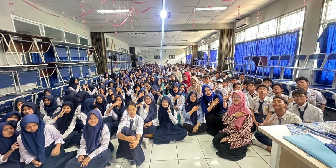 Founder Jendela Pendidikan Nusantara (JPN) Julia Putri Noor saat foto bersama dengan siswa-siswi SMPN 18 Tangerang Selatan seusai Kegiatan Seminar dan Sosialisasi Pencegahan Bahaya Kenakalan Remaja : Bully, Narkoba, Kekerasan Anak dan LGBT di SMP Negeri 18 Tangerang Selatan pada Kamis (30/01/2025). Sumber foto : Istimewa.