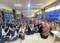 Founder Jendela Pendidikan Nusantara (JPN) Julia Putri Noor saat foto bersama dengan siswa-siswi SMPN 18 Tangerang Selatan seusai Kegiatan Seminar dan Sosialisasi Pencegahan Bahaya Kenakalan Remaja : Bully, Narkoba, Kekerasan Anak dan LGBT di SMP Negeri 18 Tangerang Selatan pada Kamis (30/01/2025). Sumber foto : Istimewa.