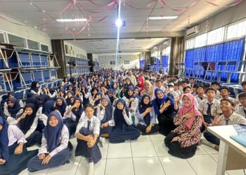 Founder Jendela Pendidikan Nusantara (JPN) Julia Putri Noor saat foto bersama dengan siswa-siswi SMPN 18 Tangerang Selatan seusai Kegiatan Seminar dan Sosialisasi Pencegahan Bahaya Kenakalan Remaja : Bully, Narkoba, Kekerasan Anak dan LGBT di SMP Negeri 18 Tangerang Selatan pada Kamis (30/01/2025). Sumber foto : Istimewa.