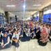 Founder Jendela Pendidikan Nusantara (JPN) Julia Putri Noor saat foto bersama dengan siswa-siswi SMPN 18 Tangerang Selatan seusai Kegiatan Seminar dan Sosialisasi Pencegahan Bahaya Kenakalan Remaja : Bully, Narkoba, Kekerasan Anak dan LGBT di SMP Negeri 18 Tangerang Selatan pada Kamis (30/01/2025). Sumber foto : Istimewa.