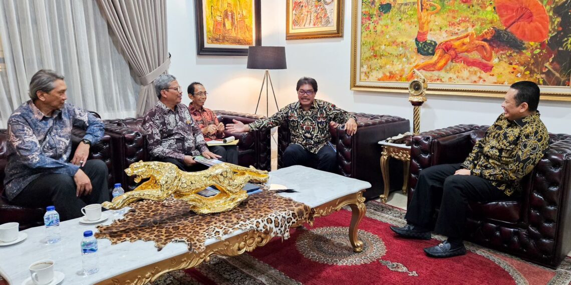 Bamsoet saat menerima Rektor Universitas Perwira Purbalingga (Unperba) Eming Sudiyana di Jakarta, Kamis (8/2/25).