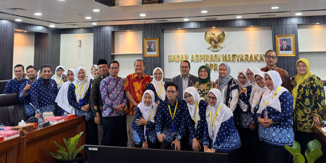 Fraksi Partai Golkar yang diwakili Ketua Komisi X DPR RI, Hetifah Sjaifudian bersama Firman Soebagyo, Ferdiansyah, Nur Purnama Sidik, dan Karmila Sari saat menerima audiensi dari perwakilan Himpunan Pendidik dan Tenaga Kependidikan Anak Usia Dini Indonesia (HIMPAUDI) Kabupaten Pati dan Provinsi Jawa Tengah di Gedung Nusantara II, DPR RI pada Selasa (11/2/2025) kemarin.