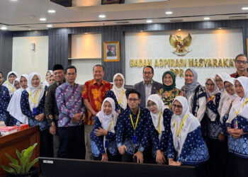 Fraksi Partai Golkar yang diwakili Ketua Komisi X DPR RI, Hetifah Sjaifudian bersama Firman Soebagyo, Ferdiansyah, Nur Purnama Sidik, dan Karmila Sari saat menerima audiensi dari perwakilan Himpunan Pendidik dan Tenaga Kependidikan Anak Usia Dini Indonesia (HIMPAUDI) Kabupaten Pati dan Provinsi Jawa Tengah di Gedung Nusantara II, DPR RI pada Selasa (11/2/2025) kemarin.