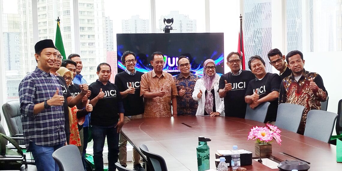 Rektor Universitas Insan Cita Indonesia, Prof. La Ode M.Kamaluddin saat berpose bersama awak media dalam acara silaturahmi UICI dan Awak Media di Meeting Point UICI di bilangan Kuningan Jakarta pada Selasa (18/02/2025).