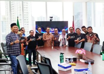Rektor Universitas Insan Cita Indonesia, Prof. La Ode M.Kamaluddin saat berpose bersama awak media dalam acara silaturahmi UICI dan Awak Media di Meeting Point UICI di bilangan Kuningan Jakarta pada Selasa (18/02/2025).