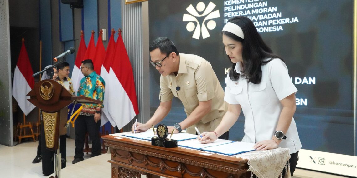 Penandatanganan Nota Kesepahaman antara Menteri Kemendukbangga/Kepala BKKBN, Wihaji, dengan Menteri Pelindungan Pekerja Migran Indonesia/BP2MI, Abdul Kadir Karding, pada Kamis (06/03/2025), di Aula K.H. Abdurrahman Wahid, Gedung KPPMI/BP2MI Lt 1, Jl MT. Haryono Kav 52, Pancoran, Jakarta Selatan.