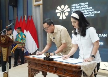 Penandatanganan Nota Kesepahaman antara Menteri Kemendukbangga/Kepala BKKBN, Wihaji, dengan Menteri Pelindungan Pekerja Migran Indonesia/BP2MI, Abdul Kadir Karding, pada Kamis (06/03/2025), di Aula K.H. Abdurrahman Wahid, Gedung KPPMI/BP2MI Lt 1, Jl MT. Haryono Kav 52, Pancoran, Jakarta Selatan.