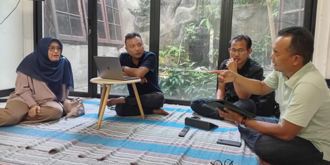 Muhammad Sukri (Kanan) saat menyampaikan pemaparan dalam diskusi yang digelar Puspoll Indonesia di Bilangan Tebet Jakarta Selatan pada Selasa (11/2/2025)