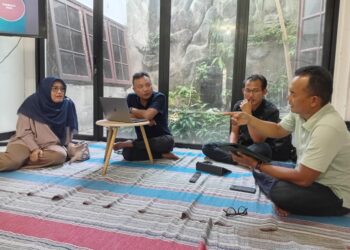 Muhammad Sukri (Kanan) saat menyampaikan pemaparan dalam diskusi yang digelar Puspoll Indonesia di Bilangan Tebet Jakarta Selatan pada Selasa (11/2/2025)